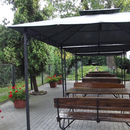 Dedek Park - Historyczny Dworek W Pieknym Parku Skaryszewskim Obok Stadionu Narodowego Warsaw Restaurant photo